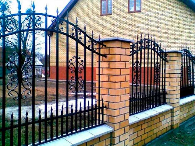 Кирпичный забор с ковкой