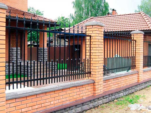 Кирпичный забор с ковкой