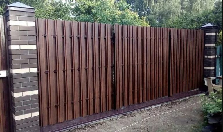 Забор из евроштакетника с двух сторон