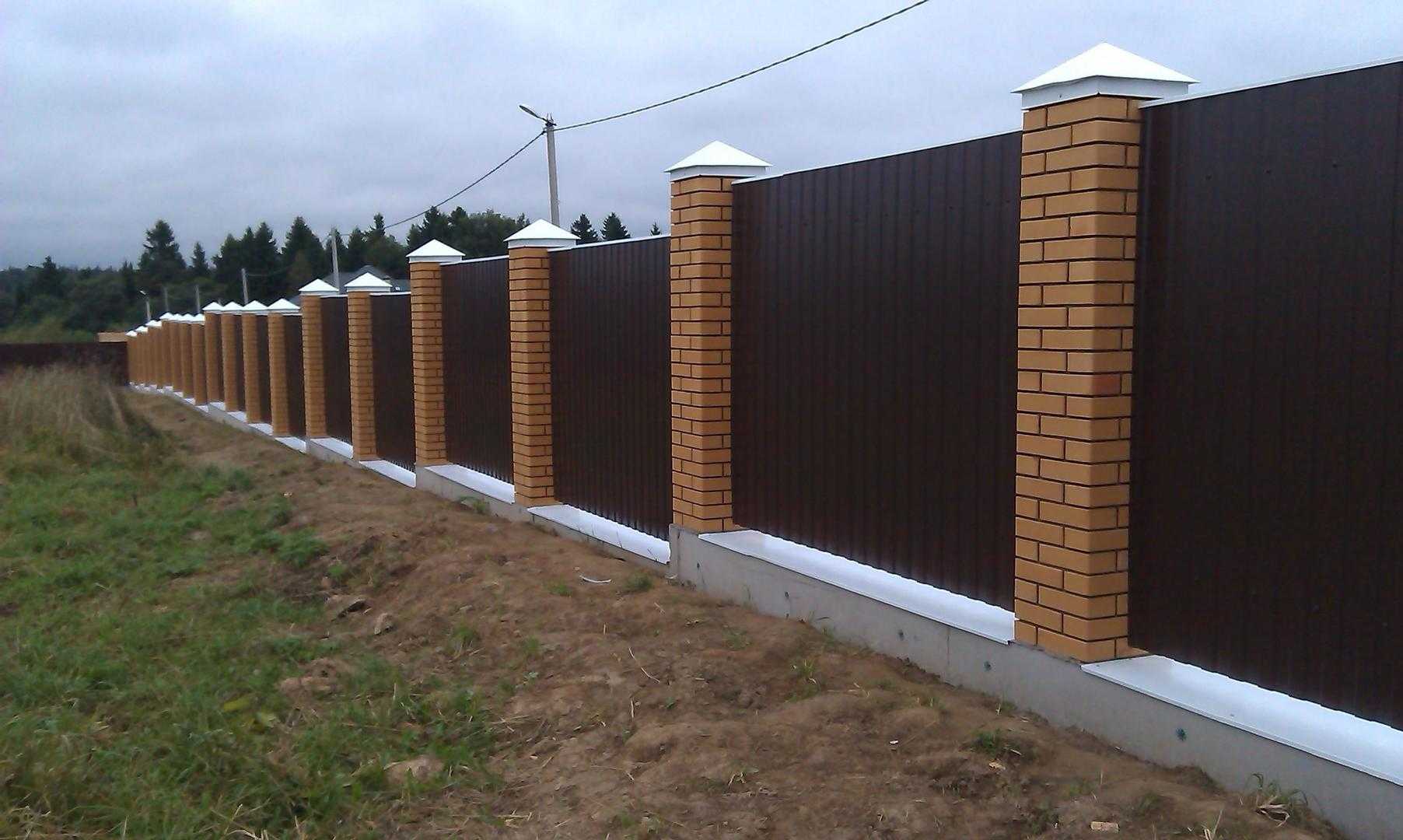 Заборы из профнастила на ленточном фундаменте