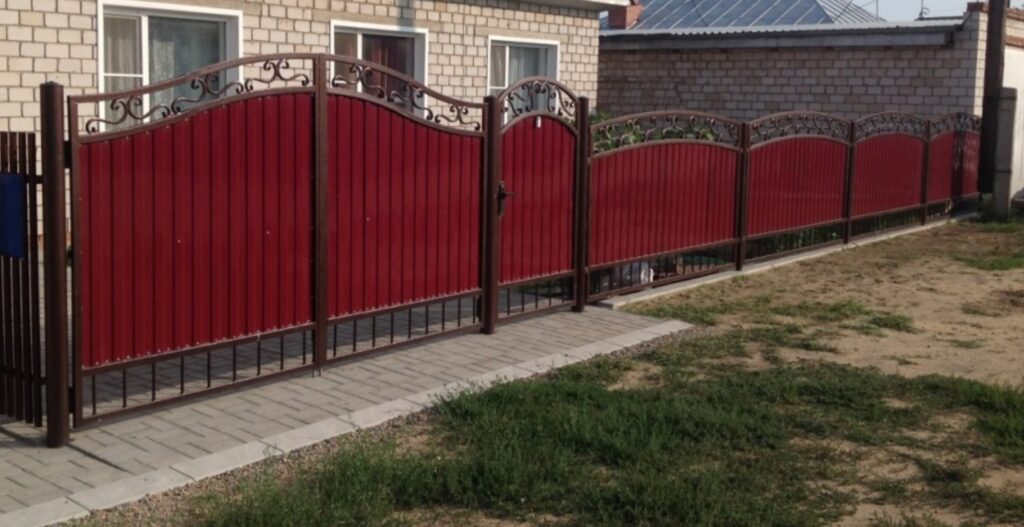 Заборы из профнастилас ковкой